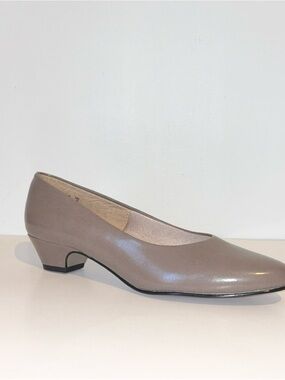 Women’s Soft Style Taupe Low Block Heel Pump Size 9.5 Narrow NIB
